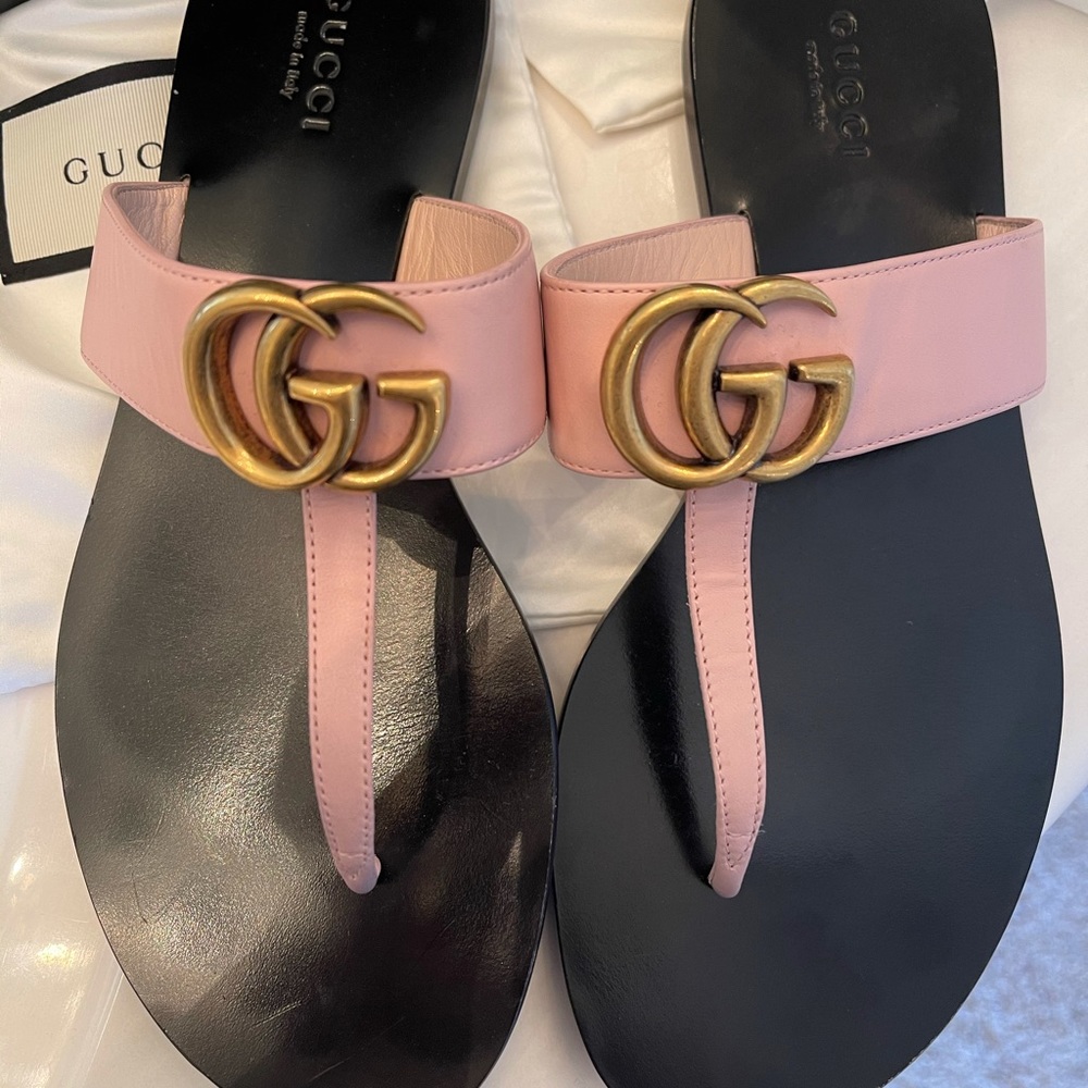 Leather thong sandals with double G.